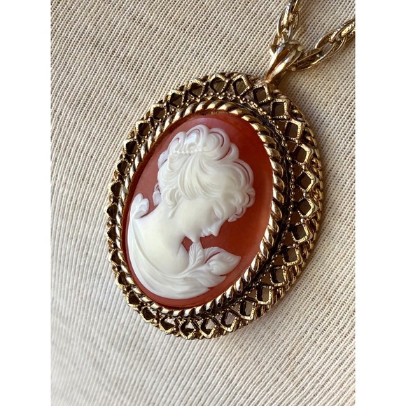 Vintage Statement Cameo Necklace & Earrings Set Gold Chain Resin 1970 - Picture 4 of 12